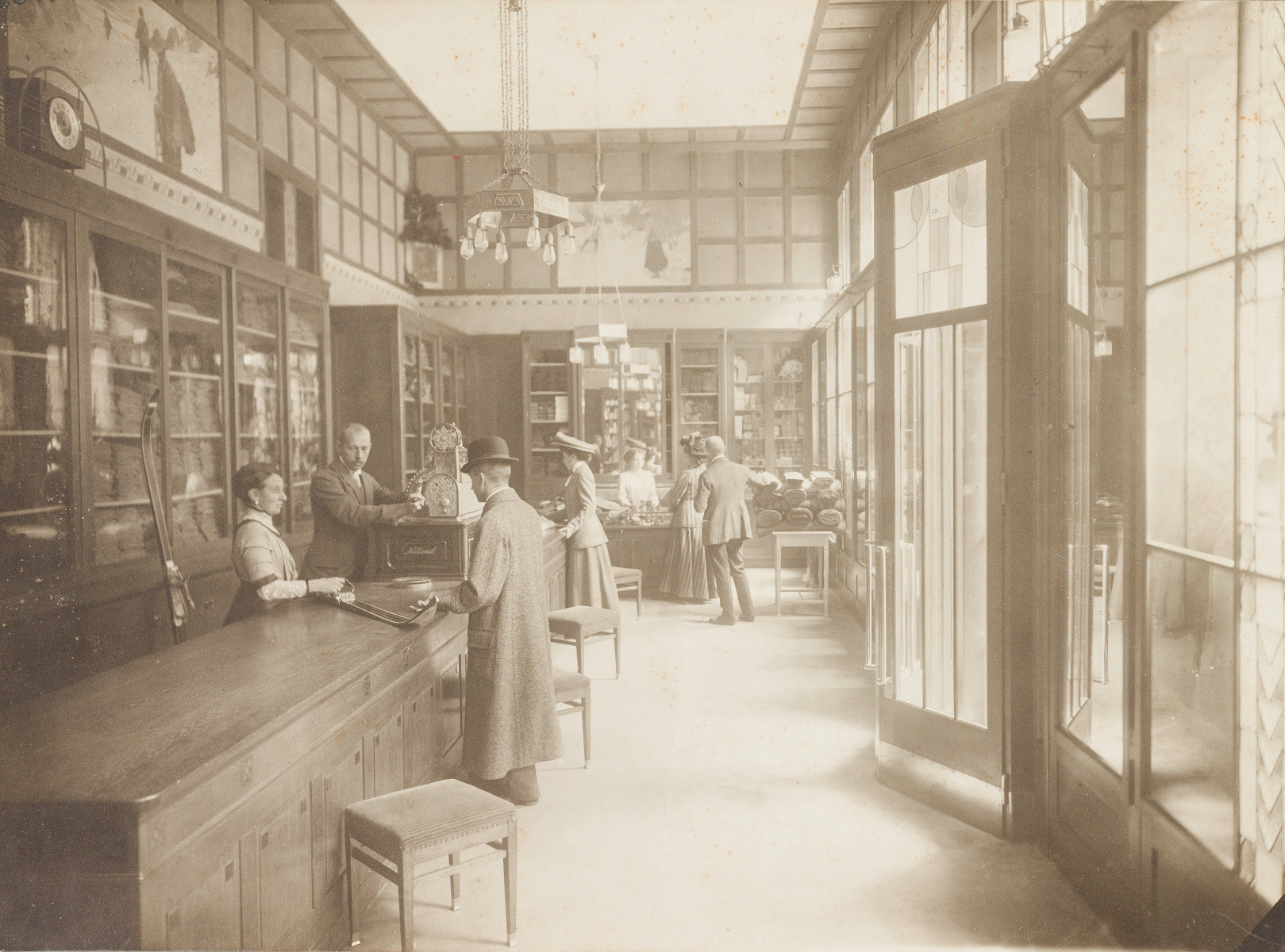 Tourismusfachgeschäft Mizzi Langer-Kauba (c) © Landessammlungen NÖ, Foto: Christoph Fuchs